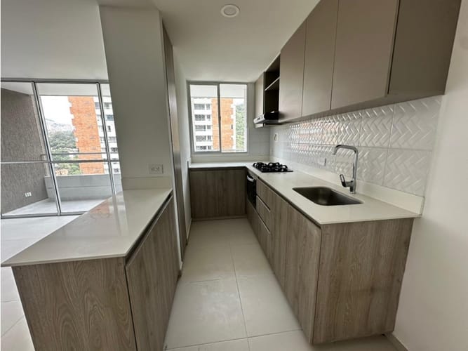 Apartamento de 3 alcobas en arriendo en Los Colores, Medellín, 80 m² · foto 3 de 19