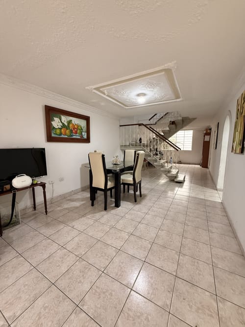 Casa de 6 alcobas en venta en Asturias, Bucaramanga, 366 m² · foto 3 de 24