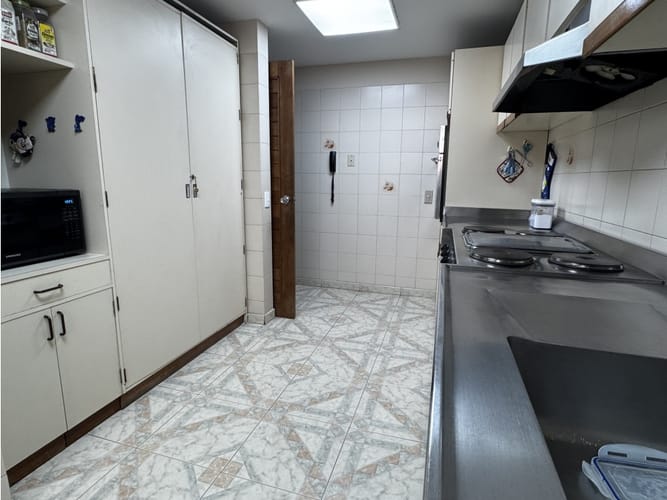 Apartamento de 3 alcobas en venta en Santa Barbara Central, Bogotá, 176 m² · foto 10 de 18