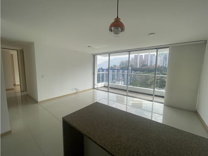 Apartamento de 2 alcobas en arriendo en Loma Del Indio, Medellín, 68 m² · foto 2 de 24