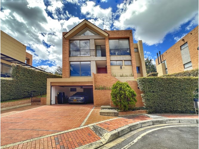 Casa de 3 alcobas en venta en Altos De La Colina, Bogotá, 267 m² · foto 2 de 24