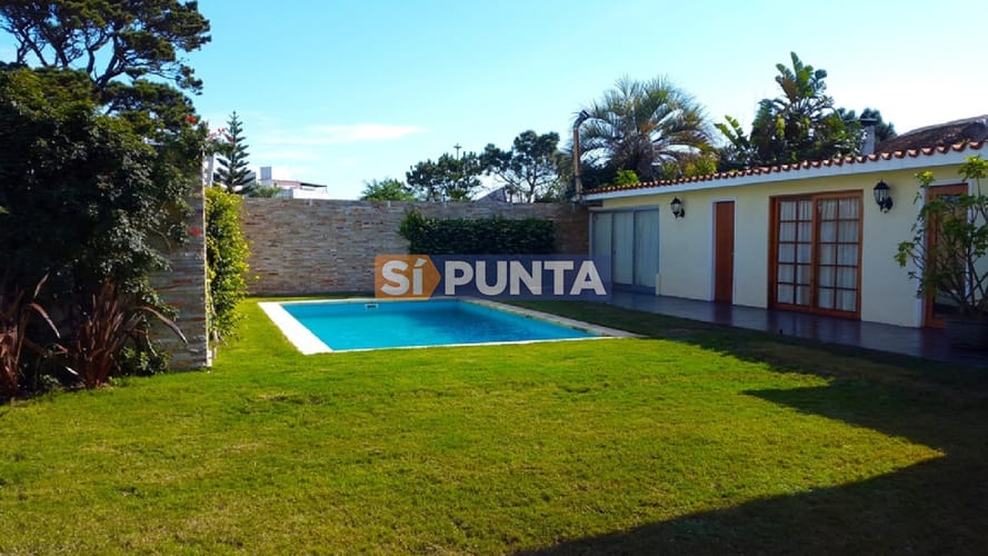 Casa en alquiler anual de 5 dormitorios en Playa Mansa · Foto 3