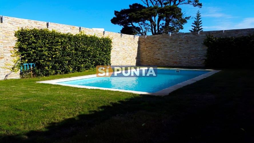 Casa en alquiler anual de 5 dormitorios en Playa Mansa · Foto 4