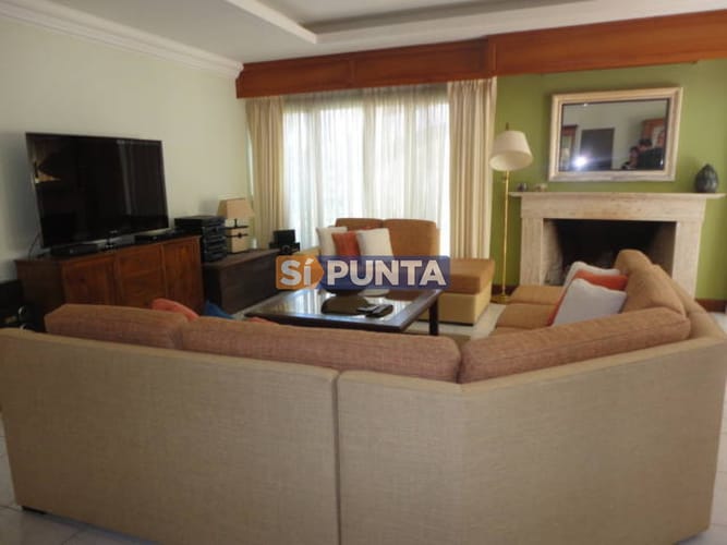 Casa en alquiler anual de 5 dormitorios en Playa Mansa · Foto 6