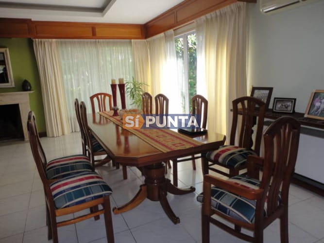 Casa en alquiler anual de 5 dormitorios en Playa Mansa · Foto 7