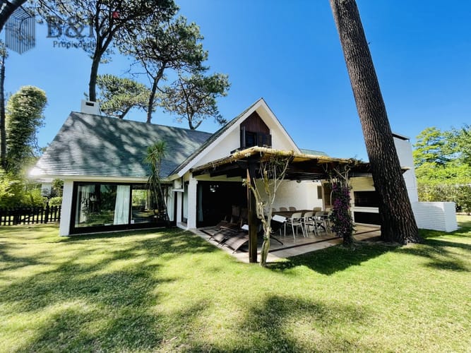 Alquiler Anual de sólida y amplia casa de cinco dormitorios más dependencia de servicio y piscina, Lugano, Punta del Este · Foto 3
