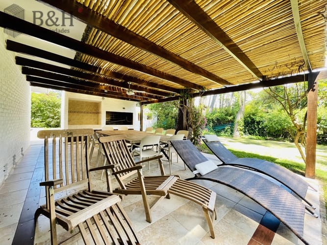 Alquiler Anual de sólida y amplia casa de cinco dormitorios más dependencia de servicio y piscina, Lugano, Punta del Este · Foto 4