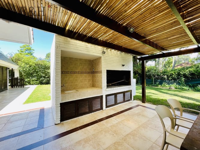 Alquiler Anual de sólida y amplia casa de cinco dormitorios más dependencia de servicio y piscina, Lugano, Punta del Este · Foto 5