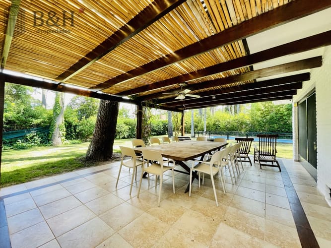 Alquiler Anual de sólida y amplia casa de cinco dormitorios más dependencia de servicio y piscina, Lugano, Punta del Este · Foto 6