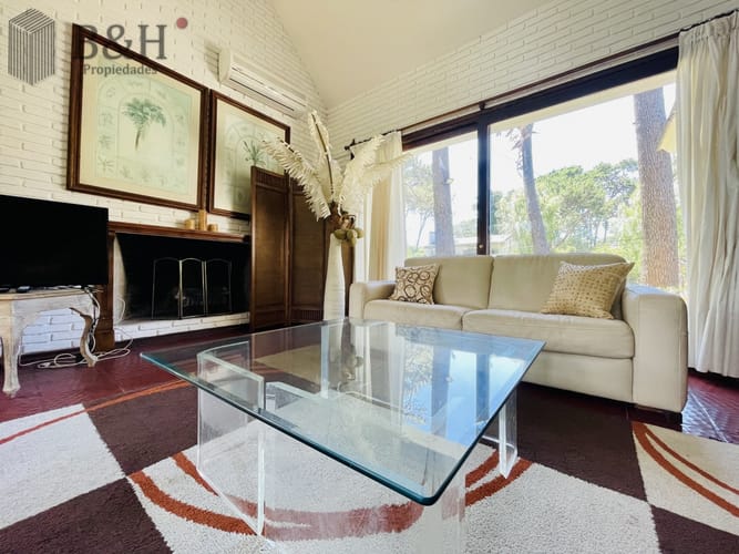 Alquiler Anual de sólida y amplia casa de cinco dormitorios más dependencia de servicio y piscina, Lugano, Punta del Este · Foto 7