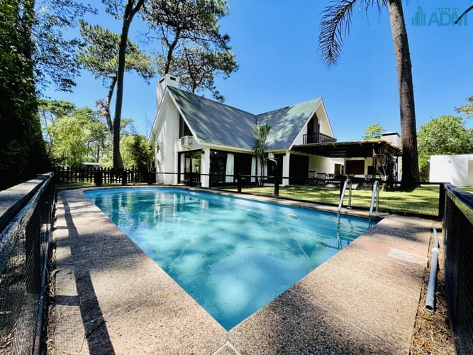 Alquiler anual de sólida y amplia casa de cinco dormitorios más dependencia de servicio y piscina, Lugano, Punta del Este
