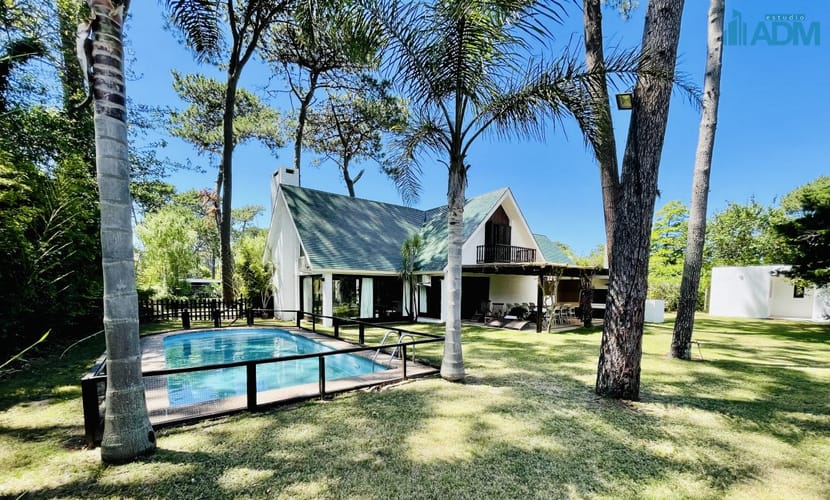Alquiler anual de sólida y amplia casa de cinco dormitorios más dependencia de servicio y piscina, Lugano, Punta del Este · Foto 2