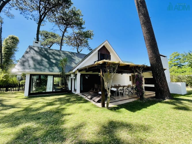 Alquiler anual de sólida y amplia casa de cinco dormitorios más dependencia de servicio y piscina, Lugano, Punta del Este · Foto 3