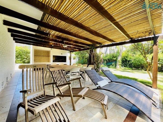 Alquiler anual de sólida y amplia casa de cinco dormitorios más dependencia de servicio y piscina, Lugano, Punta del Este · Foto 4