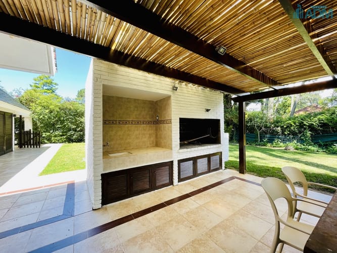 Alquiler anual de sólida y amplia casa de cinco dormitorios más dependencia de servicio y piscina, Lugano, Punta del Este · Foto 5