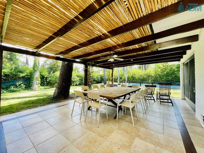 Alquiler anual de sólida y amplia casa de cinco dormitorios más dependencia de servicio y piscina, Lugano, Punta del Este · Foto 6