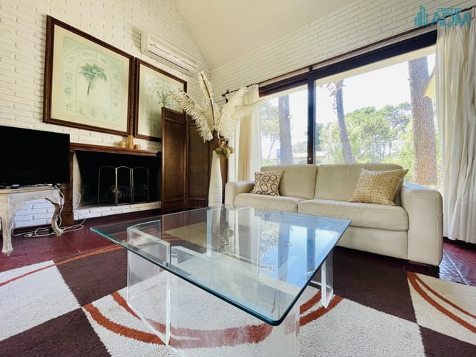 Alquiler anual de sólida y amplia casa de cinco dormitorios más dependencia de servicio y piscina, Lugano, Punta del Este · Foto 7