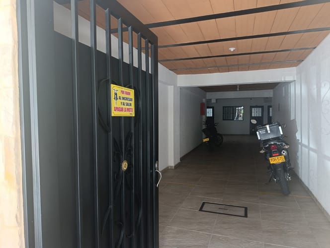 Edificio en venta en Santa Anita, Cali, 810 m² · foto 2 de 24