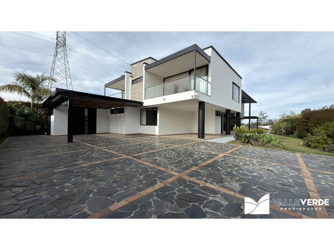 Casa de 5 alcobas en arriendo en Llano Grande, Rionegro, 350 m² · foto 2 de 24