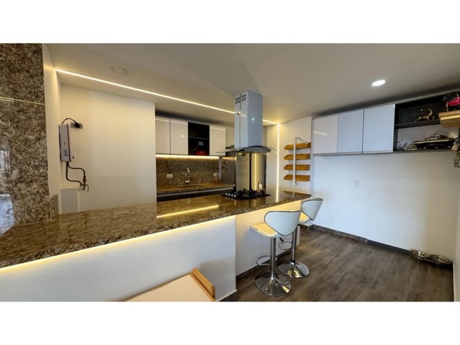 Apartamento de 3 alcobas en venta en Rodesia, Bogotá, 170 m² · foto 2 de 24
