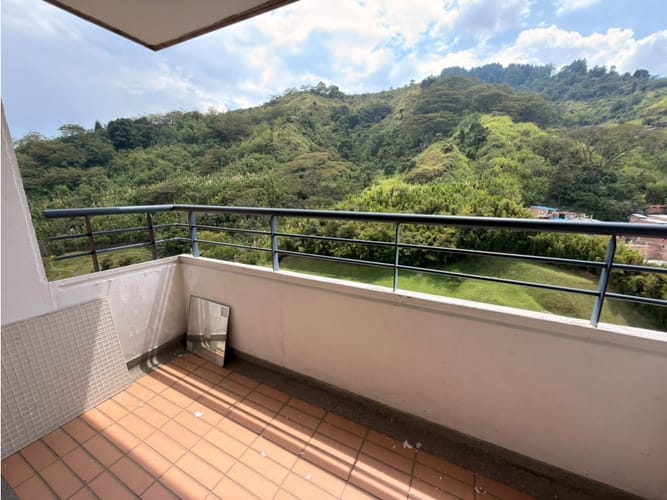Apartamento de 2 alcobas en arriendo en Loma De Los Bernal, Medellín, 70 m² · foto 2 de 14