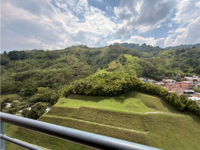 Apartamento de 2 alcobas en arriendo en Loma De Los Bernal, Medellín, 70 m² · foto 3 de 14