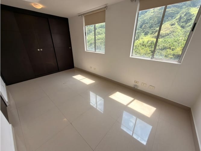 Apartamento de 2 alcobas en arriendo en Loma De Los Bernal, Medellín, 70 m² · foto 9 de 14