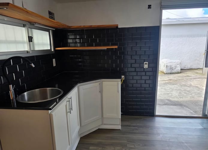 Alquiler de casa de 1 dormitorio con depósito independiente en la estratégica ubicación de Paso Carrasco · Foto 8