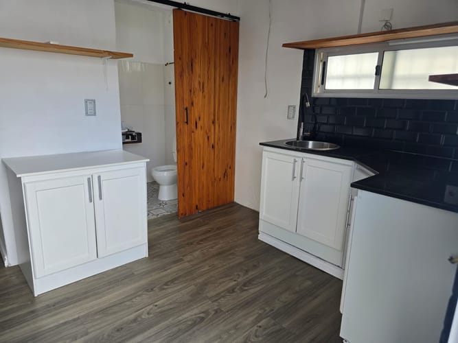 Alquiler de casa de 1 dormitorio con depósito independiente en la estratégica ubicación de Paso Carrasco · Foto 6