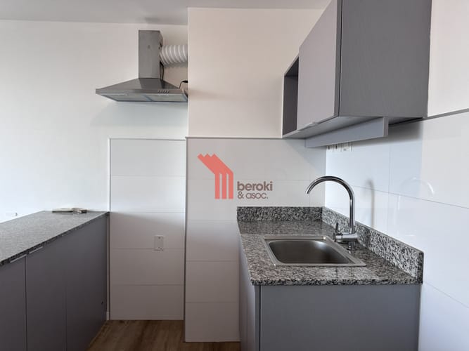 ALQUILER 1 DORMITORIO, BALCÓN. TRES CRUCES. · Foto 7