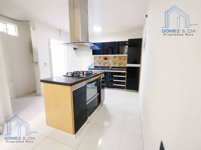 Casa de 4 alcobas en arriendo en La Castellana, Medellín, 182 m² · foto 2 de 16