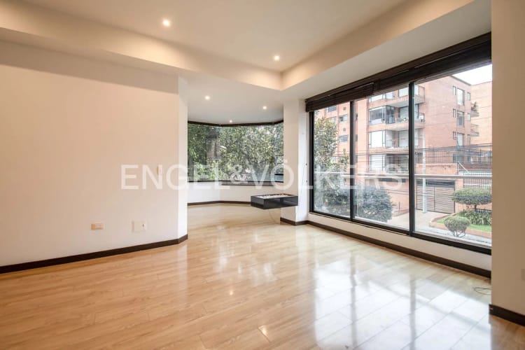 Apartamento de 3 alcobas en venta en Santa Barbara Occidental, Bogotá, 135 m² · foto 4 de 14