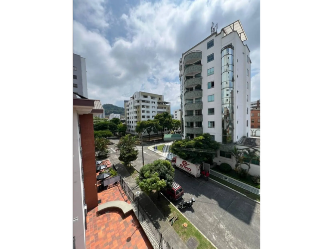 Apartamento de 2 alcobas en venta en Pinares, Pereira, 67 m² · foto 2 de 19