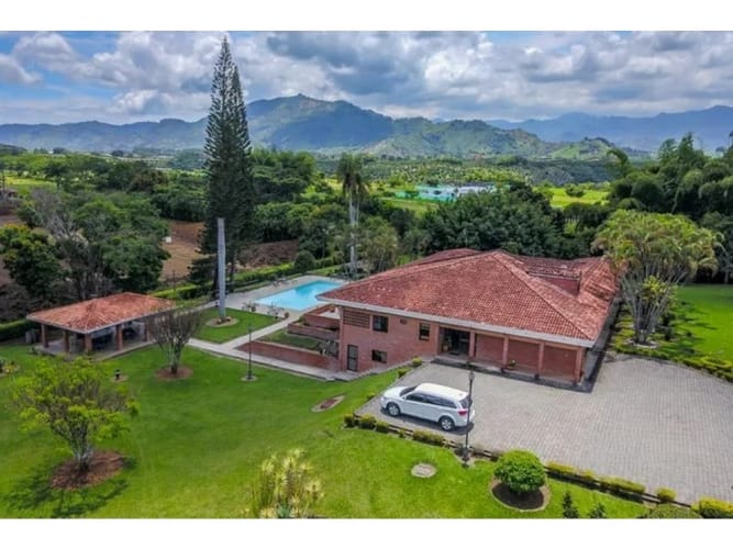 Casa de 8 alcobas en venta en Cerritos, Pereira, 1000 m² · foto 2 de 18