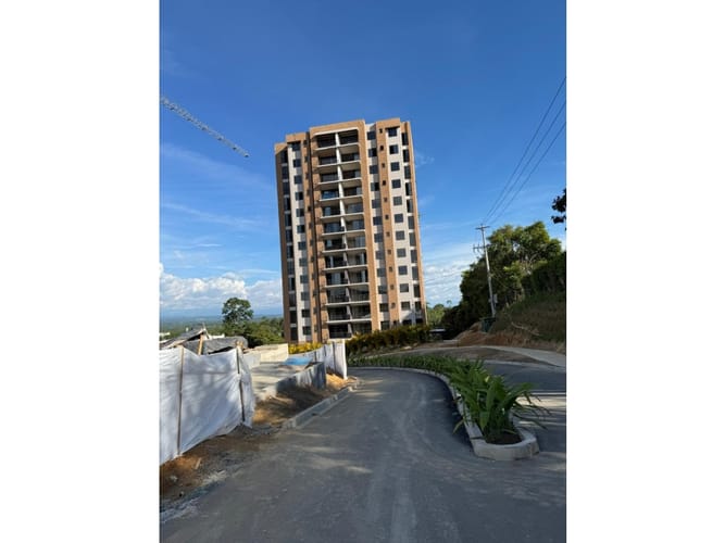 Apartamento de 3 alcobas en venta en Cerritos, Pereira, 104 m² · foto 2 de 14