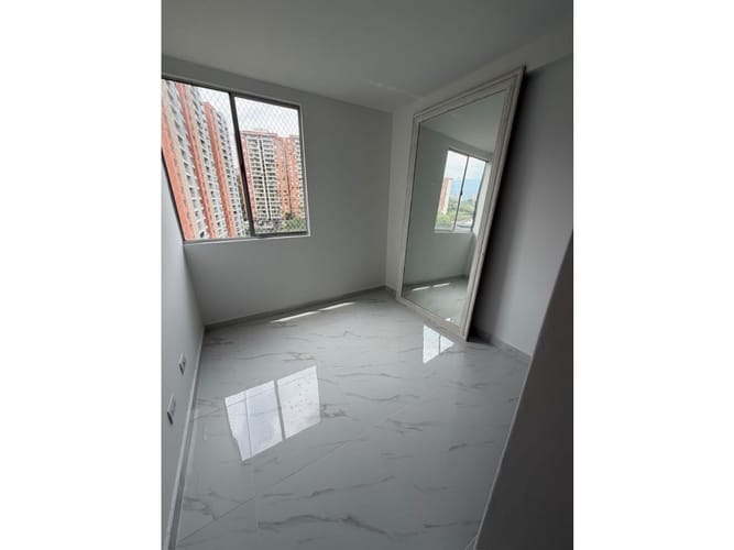 Apartamento de 3 alcobas en venta en Loma De Los Bernal, Medellín, 72 m² · foto 7 de 15