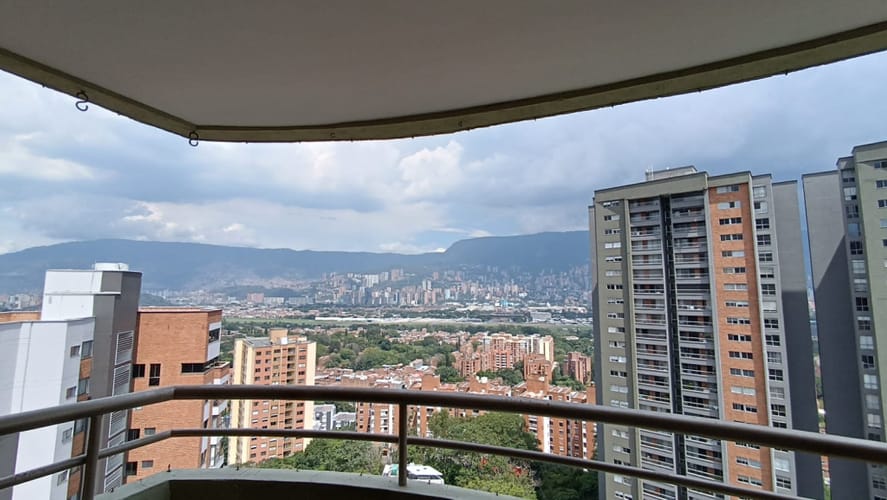 Apartamento de 3 alcobas en arriendo en Laureles, Medellín, 112 m² · foto 5 de 21