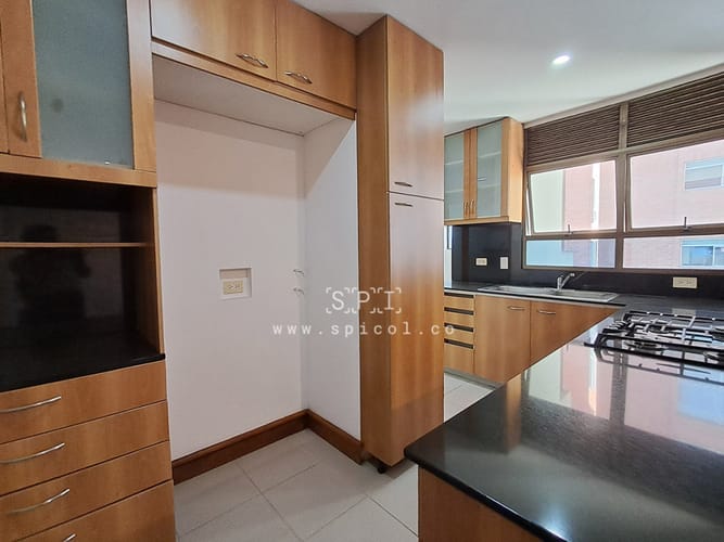 Apartamento de 2 alcobas en arriendo en El Castillo, Medellín, 180 m² · foto 3 de 24