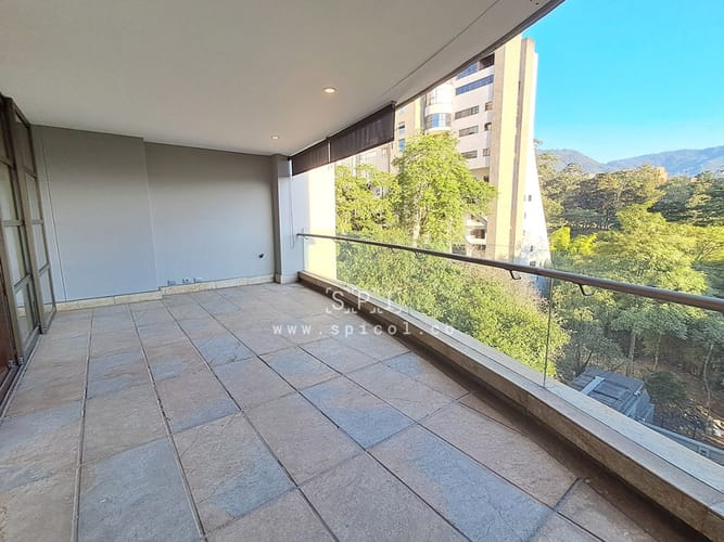 Apartamento de 2 alcobas en arriendo en El Castillo, Medellín, 180 m² · foto 8 de 24