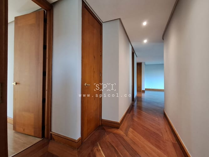 Apartamento de 2 alcobas en arriendo en El Castillo, Medellín, 180 m² · foto 17 de 24