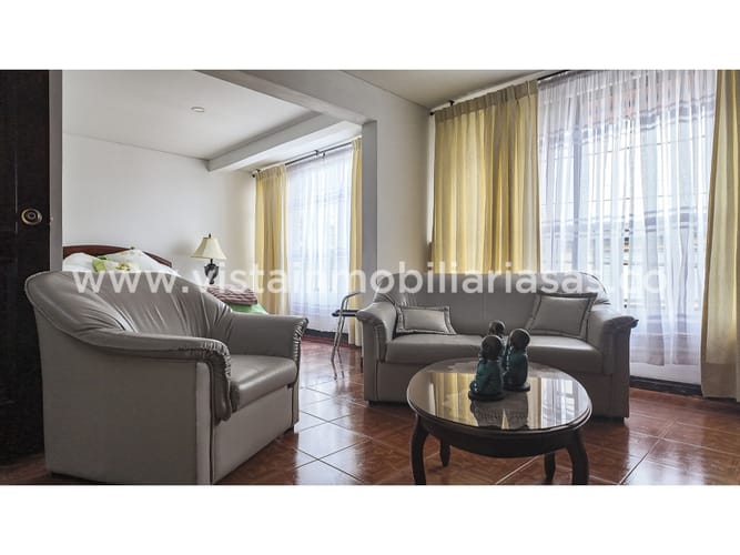 Casa de 3 alcobas en venta en Los Alcazares, Manizales, 210 m² · foto 3 de 24
