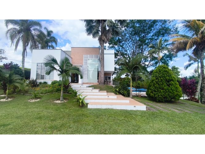 Casa de 7 alcobas en venta en Pueblito Cafetero, Pereira, 545 m² · foto 2 de 24