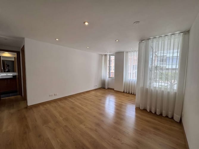 Apartamento de 1 alcoba en arriendo en Chicó Navarra, Bogotá, 51 m² · foto 2 de 9