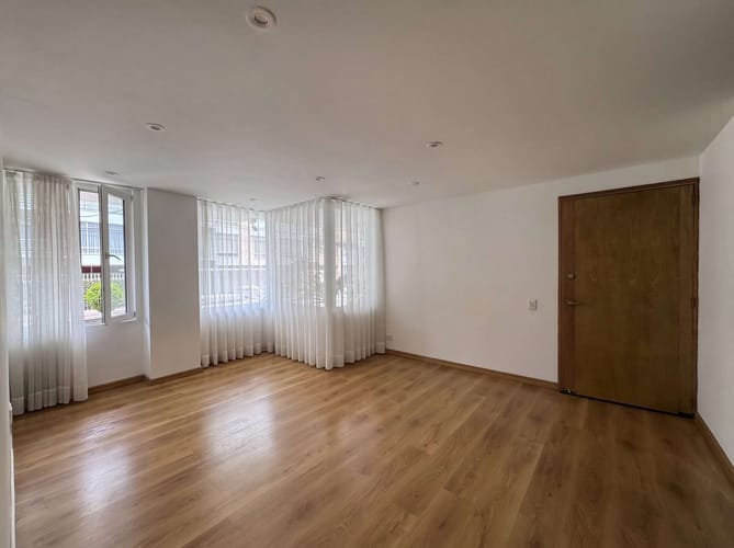 Apartamento de 1 alcoba en arriendo en Chicó Navarra, Bogotá, 51 m² · foto 3 de 9