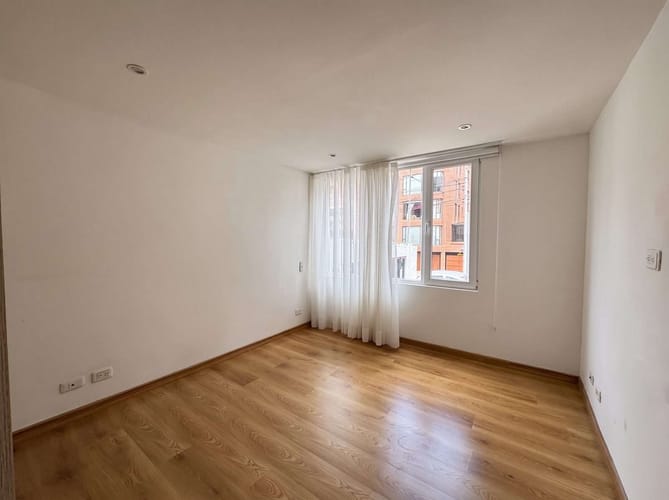 Apartamento de 1 alcoba en arriendo en Chicó Navarra, Bogotá, 51 m² · foto 8 de 9
