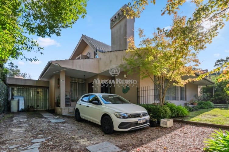 CASA CON PISCINA DE 690 M DE TERRENO EN MIRAFLORES PROXIMO A RIVERA, CARRASCO. DIVINA FACHADA! · Foto 4