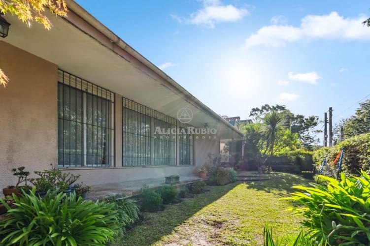 CASA CON PISCINA DE 690 M DE TERRENO EN MIRAFLORES PROXIMO A RIVERA, CARRASCO. DIVINA FACHADA! · Foto 5