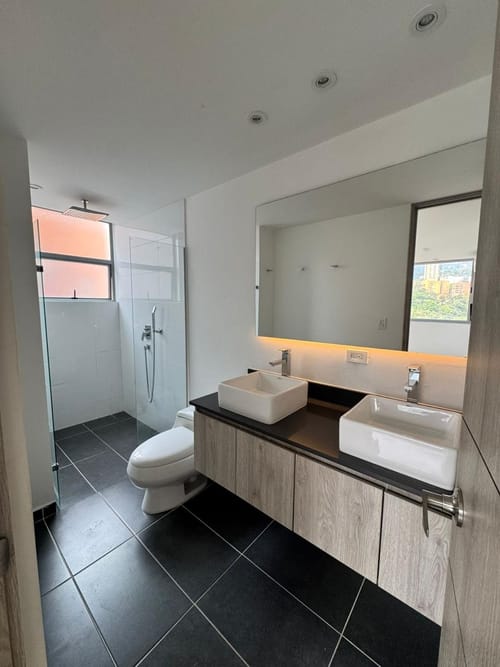 Apartamento de 3 alcobas en arriendo en Loma Del Esmeraldal, Envigado, 130 m² · foto 22 de 24