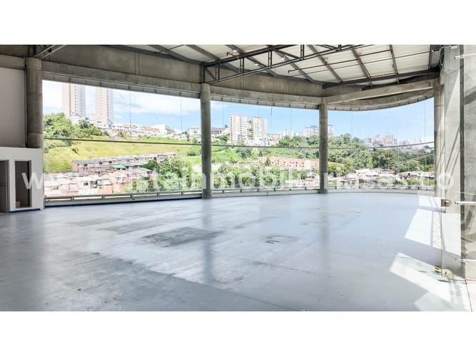 Local en arriendo en La Carola, Manizales, 300 m² · foto 2 de 7