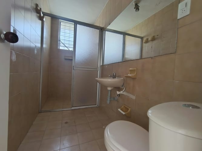 Casa de 5 alcobas en arriendo en Laureles, Medellín, 185 m² · foto 2 de 4
